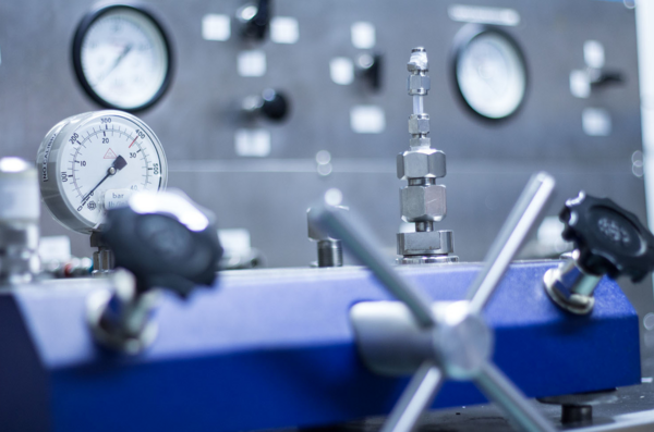 Eine Druckluft-Messstation mit analogen Manometern, Ventilen und Edelstahl-Verschraubungen zur Überwachung von Druck und Druckluftqualität in einer industriellen Anlage. Das Bild zeigt präzise Messtechnik für Druck- und Taupunktmessung, wie sie in Produktionsanlagen, Prozessindustrie und pneumatischen Systemen eingesetzt wird.