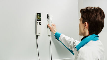 Handheld-Messgerät und Indigo Transmitter von Vaisala zur Messung von Temperatur und Luftfeuchtigkeit